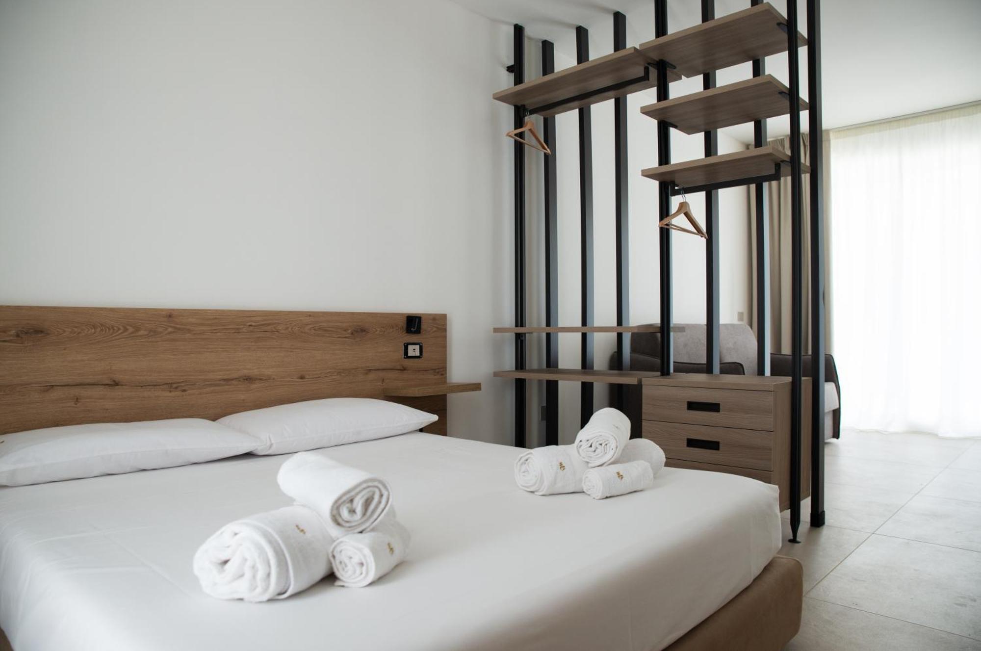 Montedarena Hotel Pulsano Luaran gambar